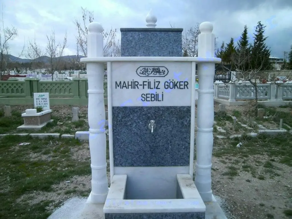 Mermer gövdeli, granit aynalı bir hayrat sebili