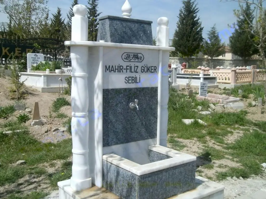 Mermer gövdeli, granit aynalı bir hayrat sebili — 3