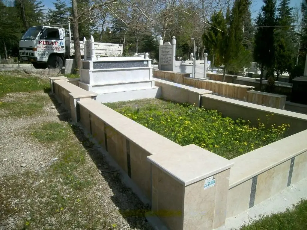 Bir kabristanlığı çevreleyen, korkuluklu çevre duvarı — 2