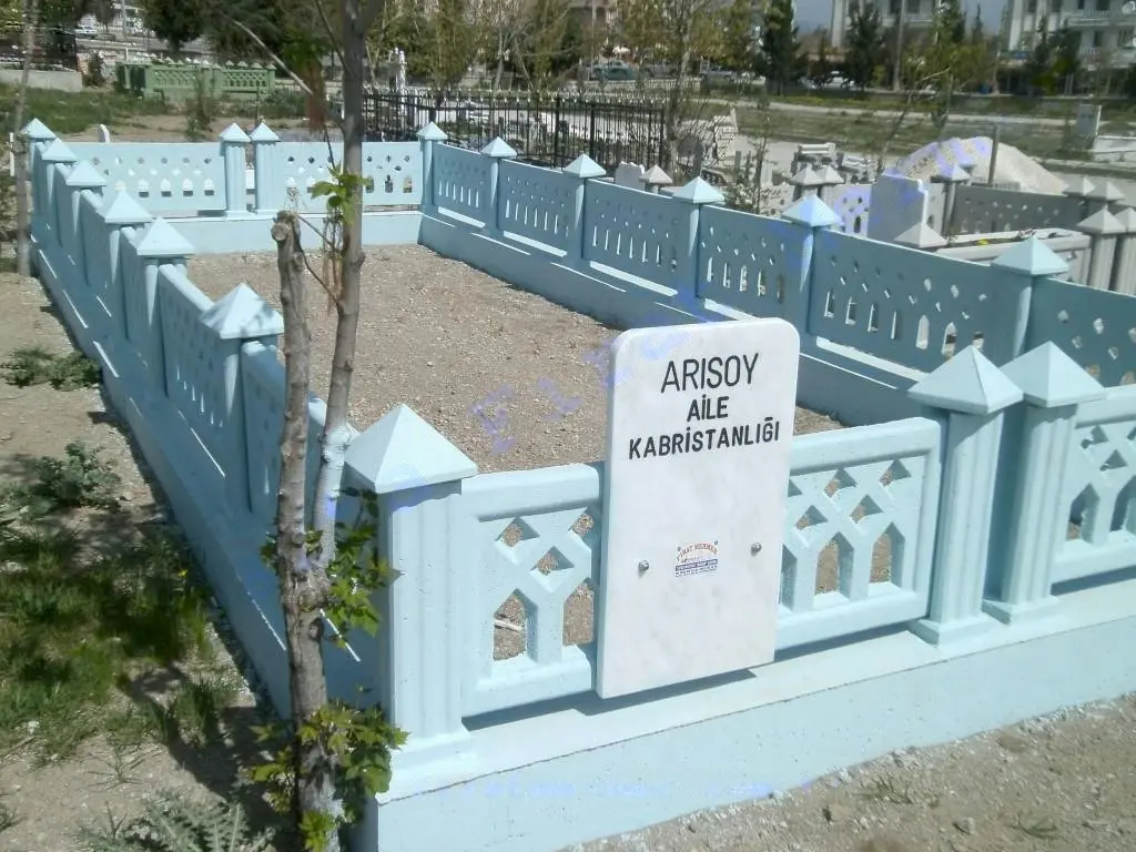 Bir kabristanlığı çevreleyen, korkuluklu çevre duvarı — 3