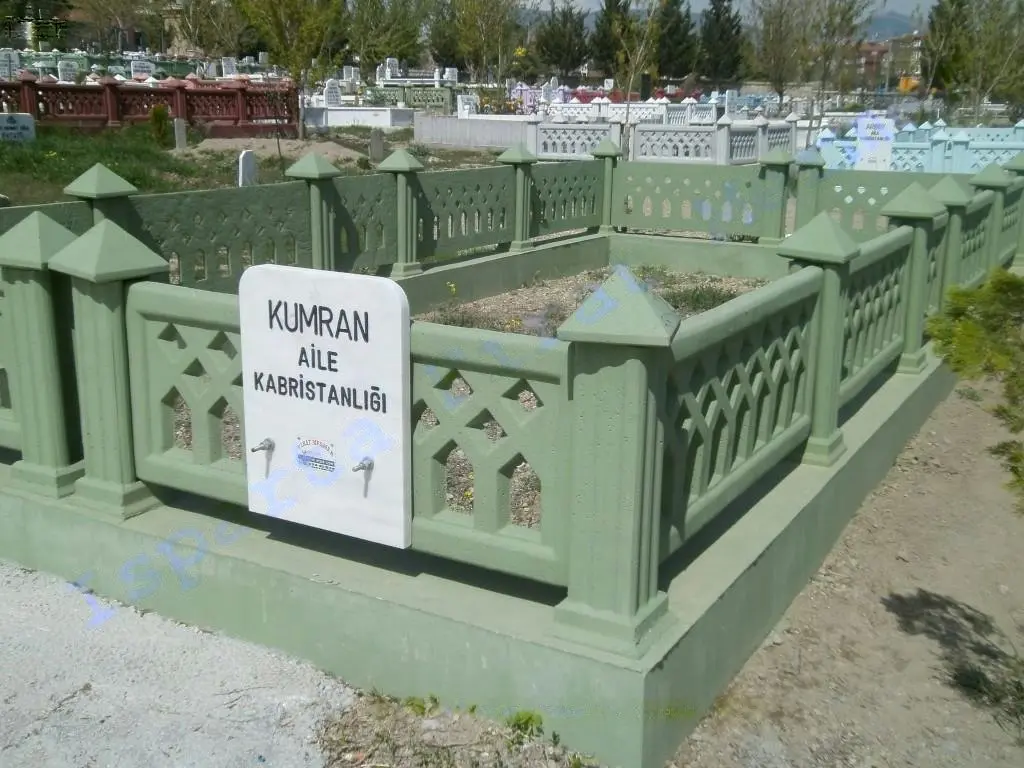 Bir kabristanlığı çevreleyen, korkuluklu çevre duvarı — 4
