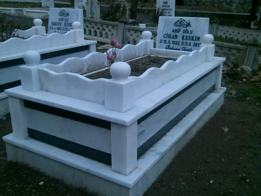 Isparta’da yapılmış, çerçeveli ve baş taşlı bir kabir