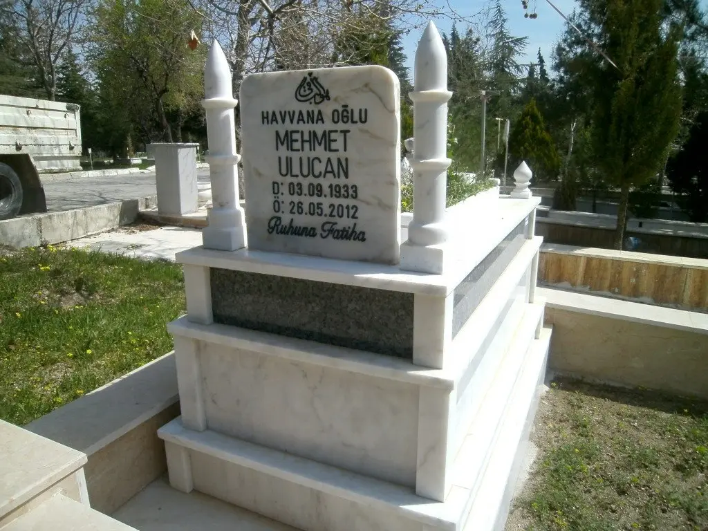 Isparta’da yapılmış, çerçeveli ve baş taşlı bir kabir — 2