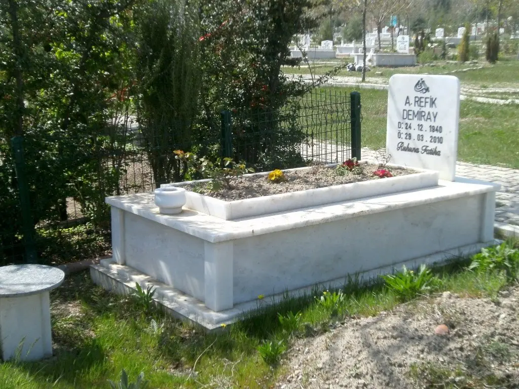 Isparta’da yapılmış, çerçeveli ve baş taşlı bir kabir — 11