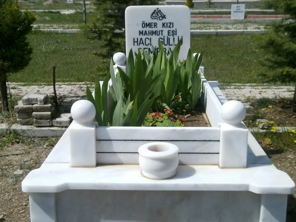 Isparta’da yapılmış, çerçeveli ve baş taşlı bir kabir — 12