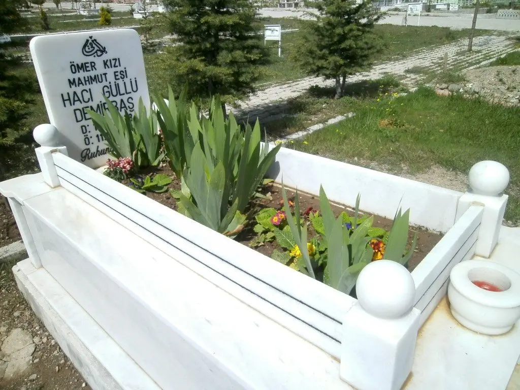 Isparta’da yapılmış, çerçeveli ve baş taşlı bir kabir — 13
