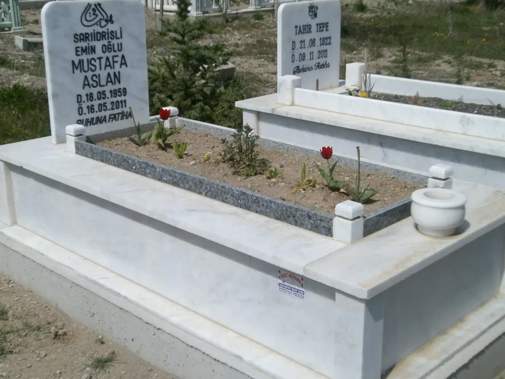 Isparta’da yapılmış, çerçeveli ve baş taşlı bir kabir — 15