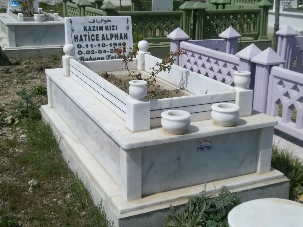 Isparta’da yapılmış, çerçeveli ve baş taşlı bir kabir — 16