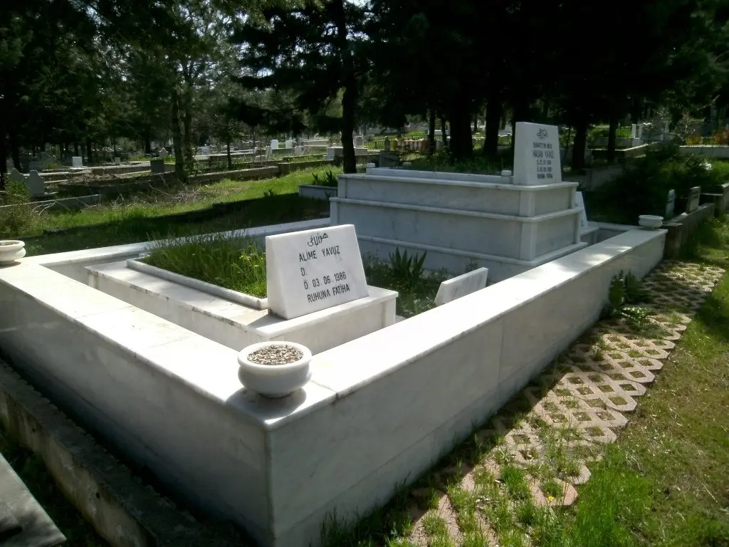 Isparta’da yapılmış, çerçeveli ve baş taşlı bir kabir — 18