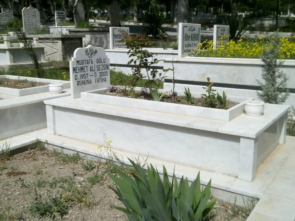 Isparta’da yapılmış, çerçeveli ve baş taşlı bir kabir — 21