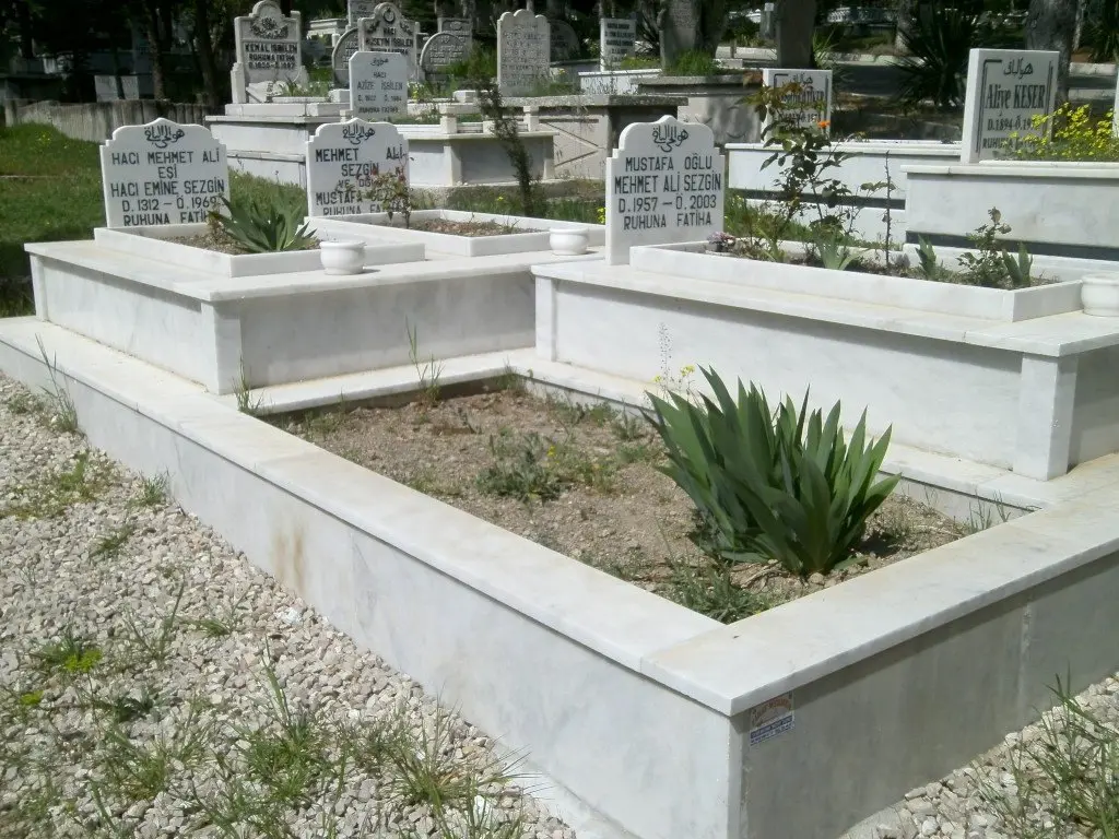 Isparta’da yapılmış, çerçeveli ve baş taşlı bir kabir — 22