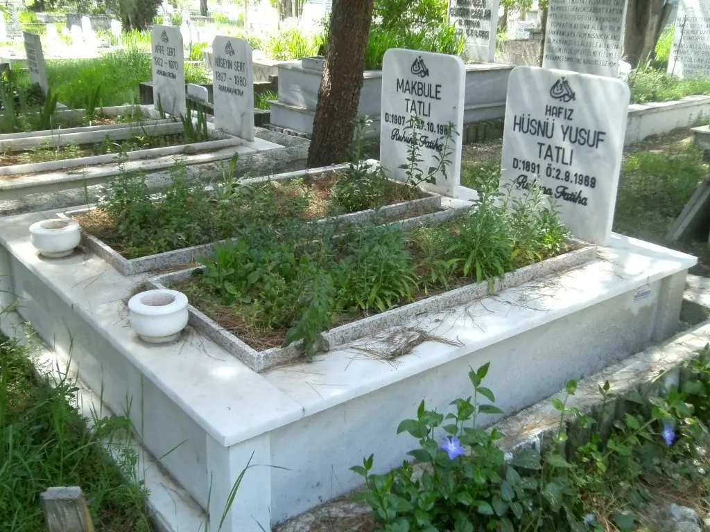 Isparta’da yapılmış, çerçeveli ve baş taşlı bir kabir — 23
