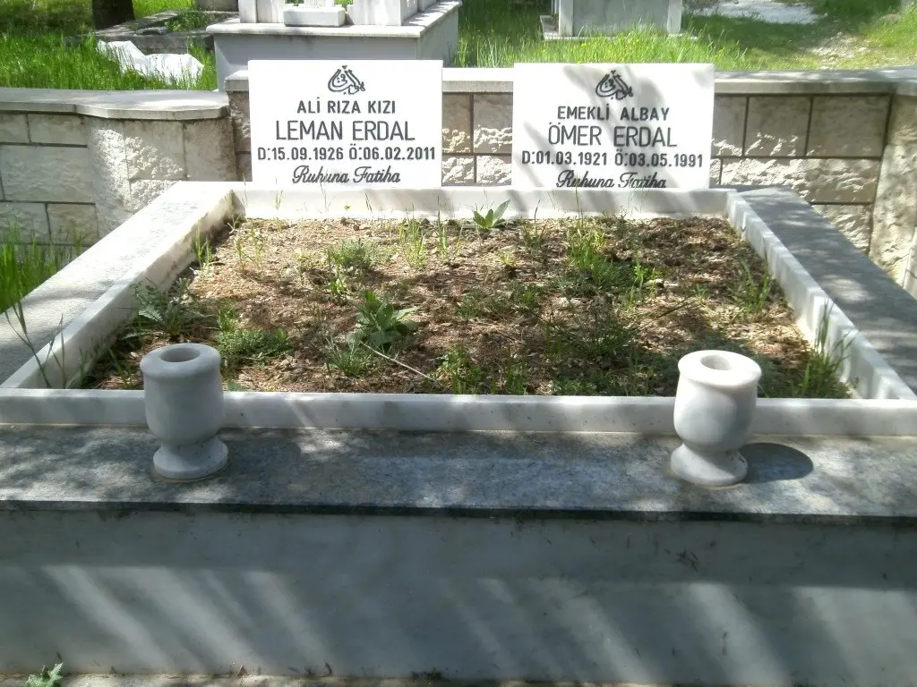 Isparta’da yapılmış, çerçeveli ve baş taşlı bir kabir — 24