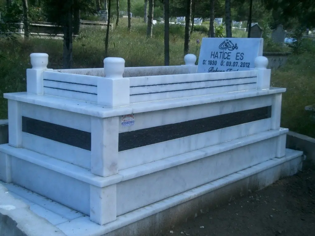 Isparta’da yapılmış, çerçeveli ve baş taşlı bir kabir — 26