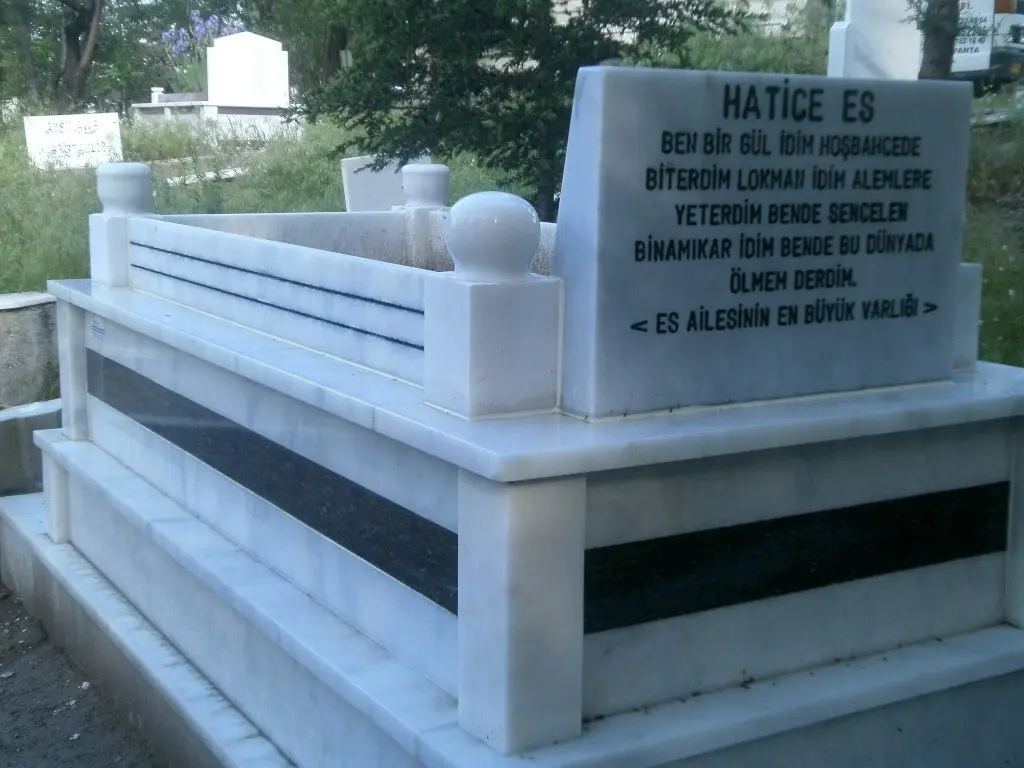 Isparta’da yapılmış, çerçeveli ve baş taşlı bir kabir
