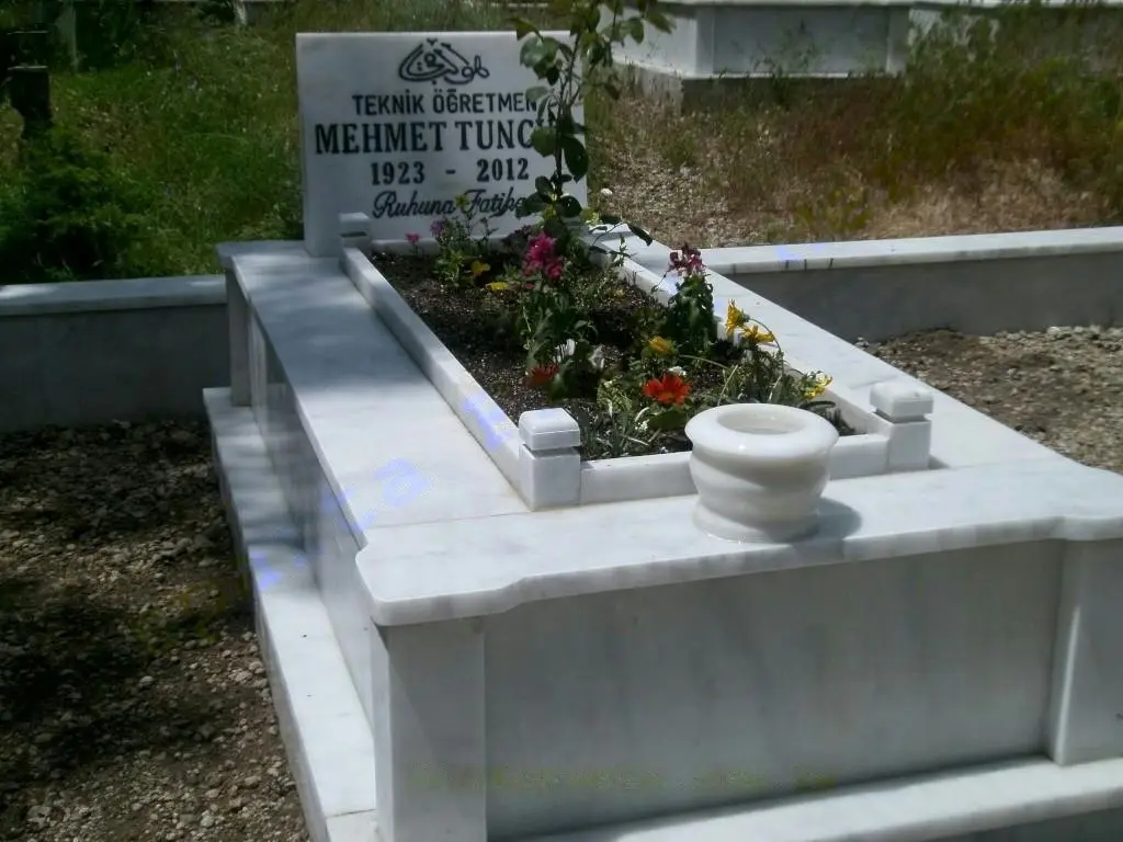 Isparta’da yapılmış, çerçeveli ve baş taşlı bir kabir — 30