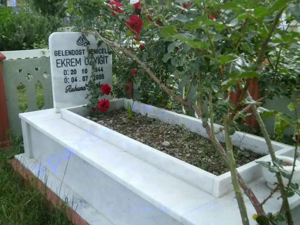 Isparta’da yapılmış, çerçeveli ve baş taşlı bir kabir — 6
