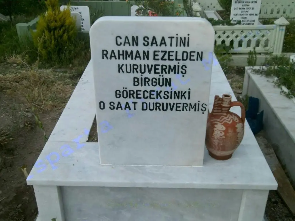 Isparta’da yapılmış, çerçeveli ve baş taşlı bir kabir — 42