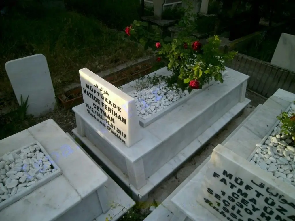 Isparta’da yapılmış, çerçeveli ve baş taşlı bir kabir — 47