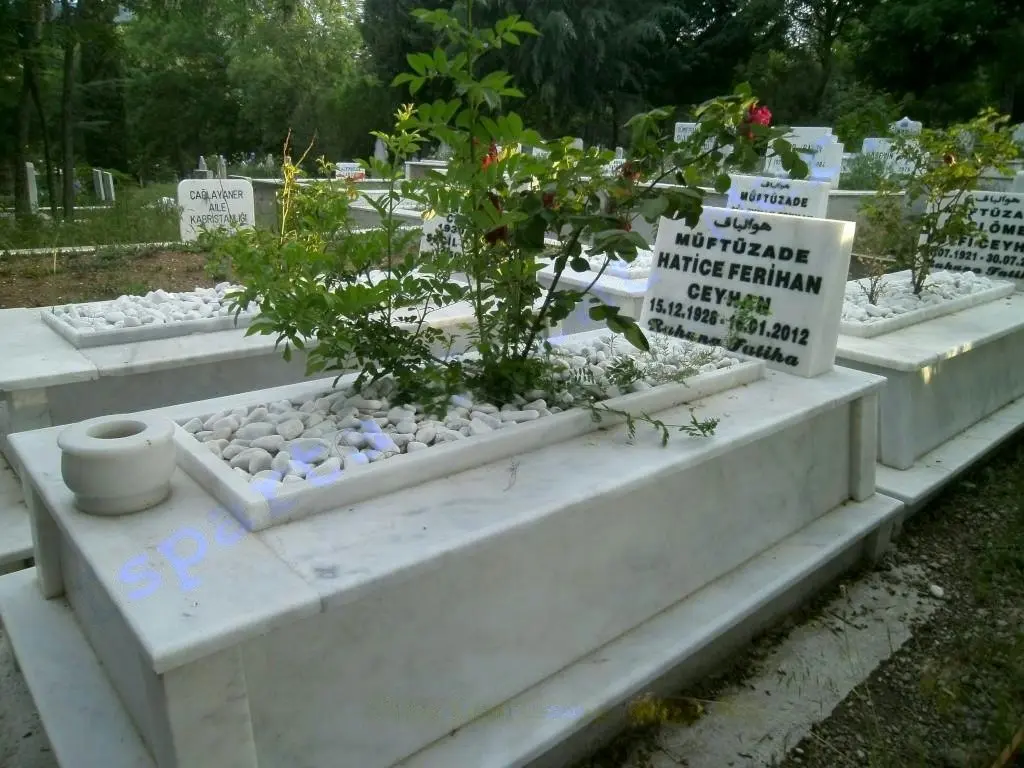Isparta’da yapılmış, çerçeveli ve baş taşlı bir kabir — 48