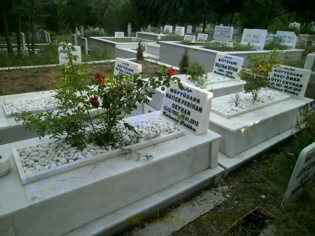 Isparta’da yapılmış, çerçeveli ve baş taşlı bir kabir — 7