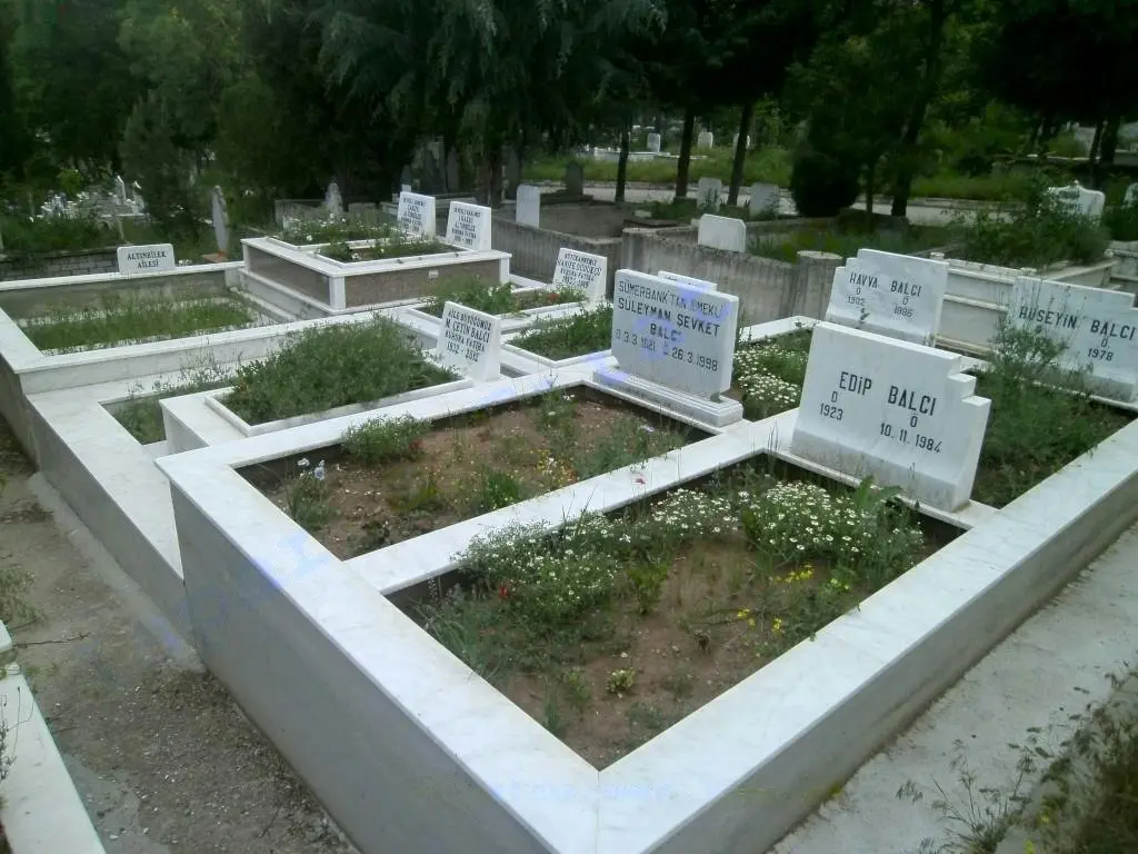 Isparta’da yapılmış, çerçeveli ve baş taşlı bir kabir — 50