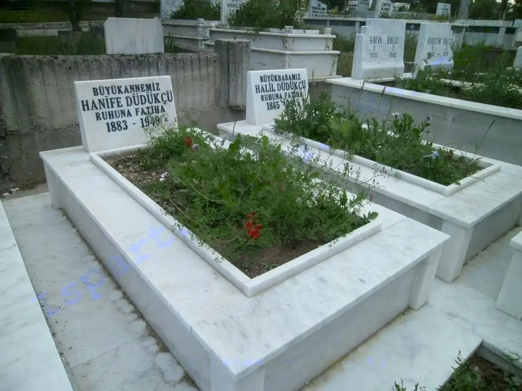 Isparta’da yapılmış, çerçeveli ve baş taşlı bir kabir — 52
