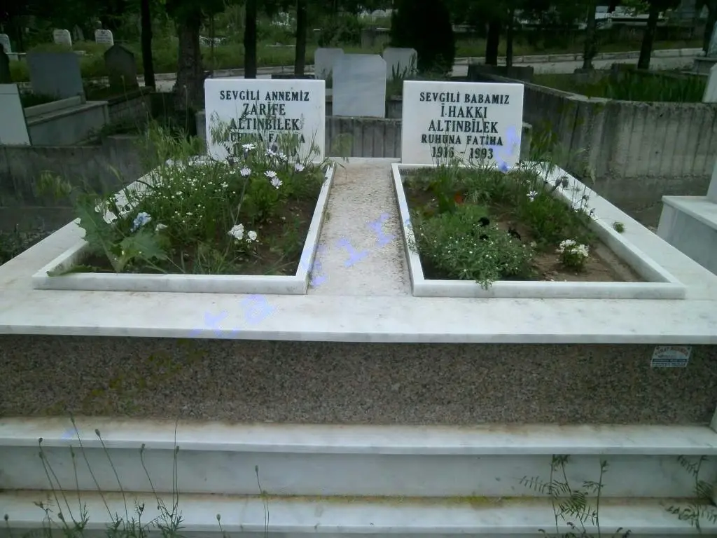 Isparta’da yapılmış, çerçeveli ve baş taşlı bir kabir — 53