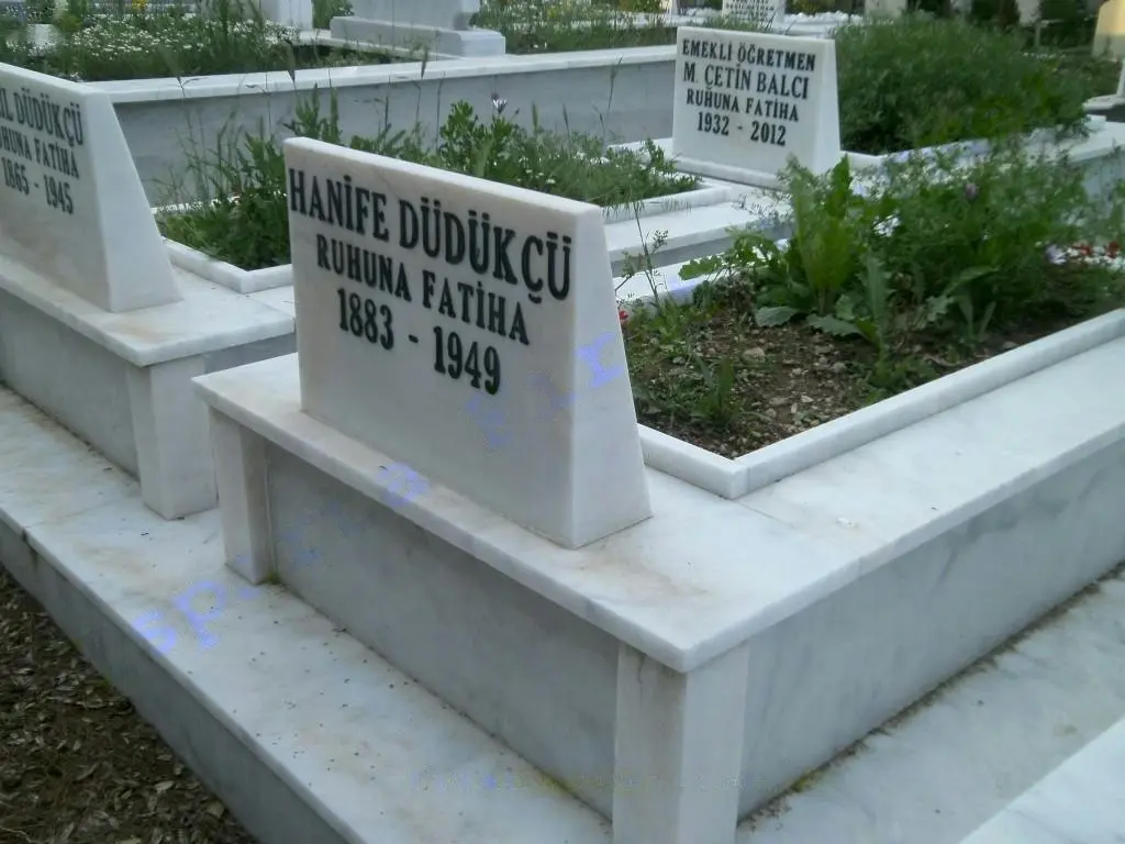 Isparta’da yapılmış, çerçeveli ve baş taşlı bir kabir — 55