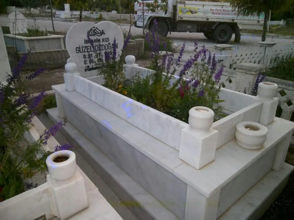 Isparta’da yapılmış, çerçeveli ve baş taşlı bir kabir — 60