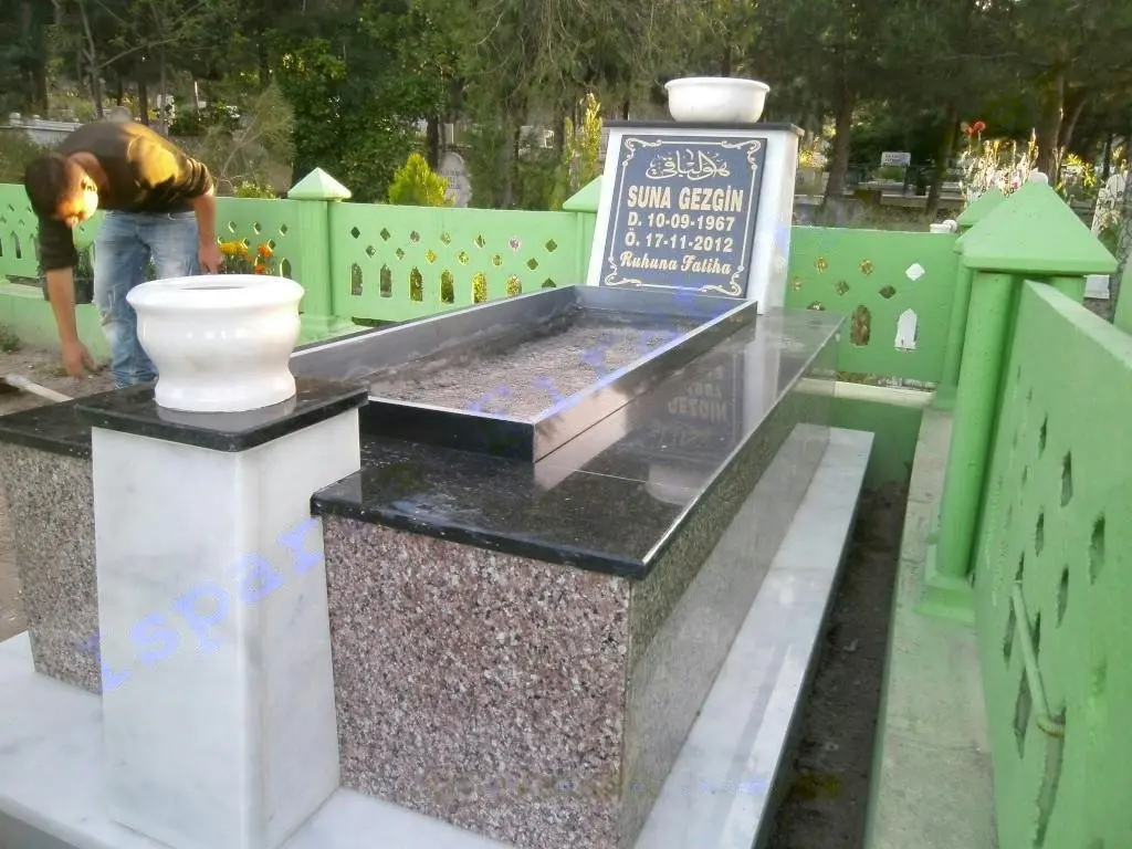 Isparta’da yapılmış, çerçeveli ve baş taşlı bir kabir — 62