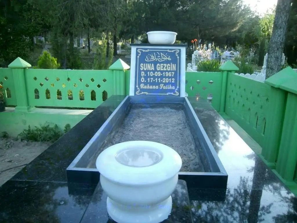 Isparta’da yapılmış, çerçeveli ve baş taşlı bir kabir — 63