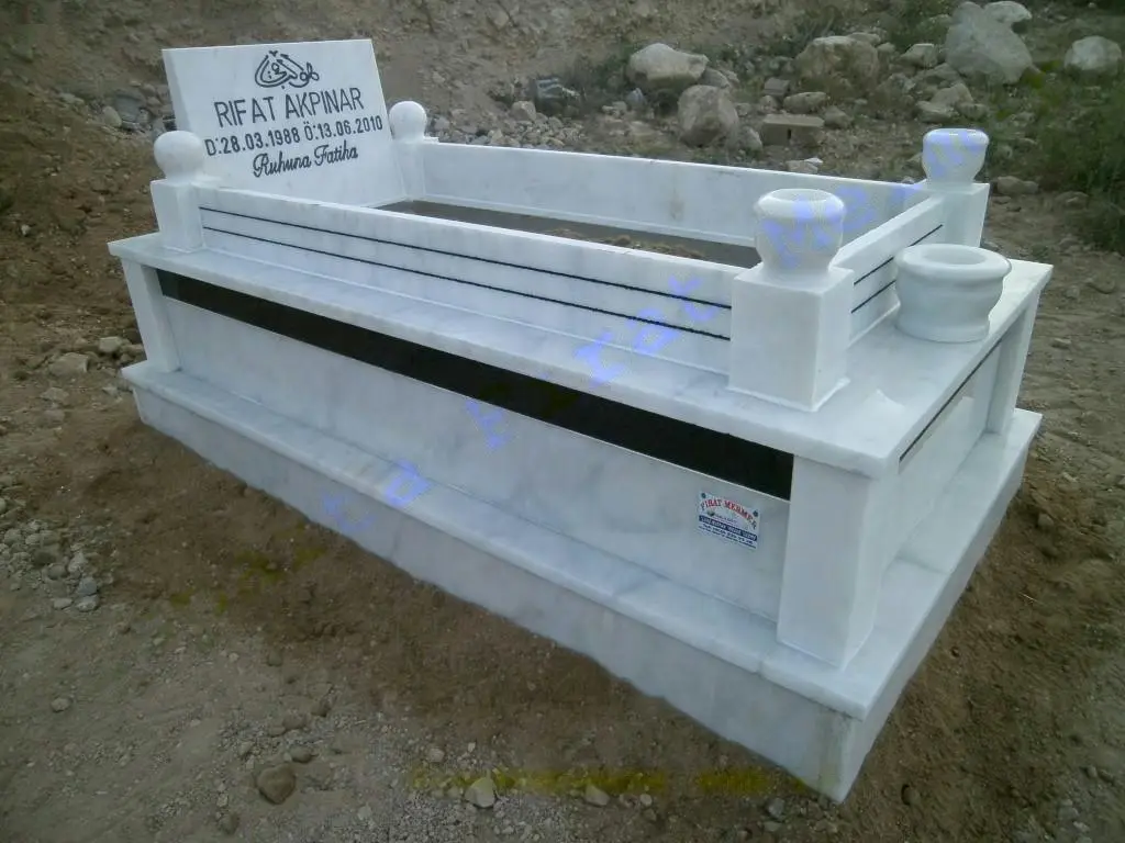 Isparta’da yapılmış, çerçeveli ve baş taşlı bir kabir — 66