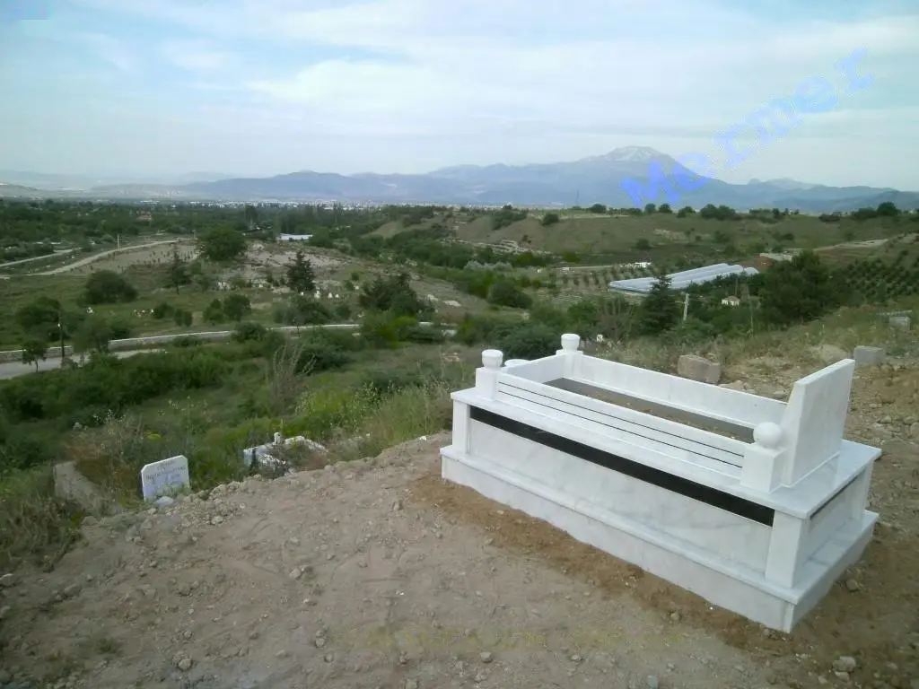 Isparta’da yapılmış, çerçeveli ve baş taşlı bir kabir — 69