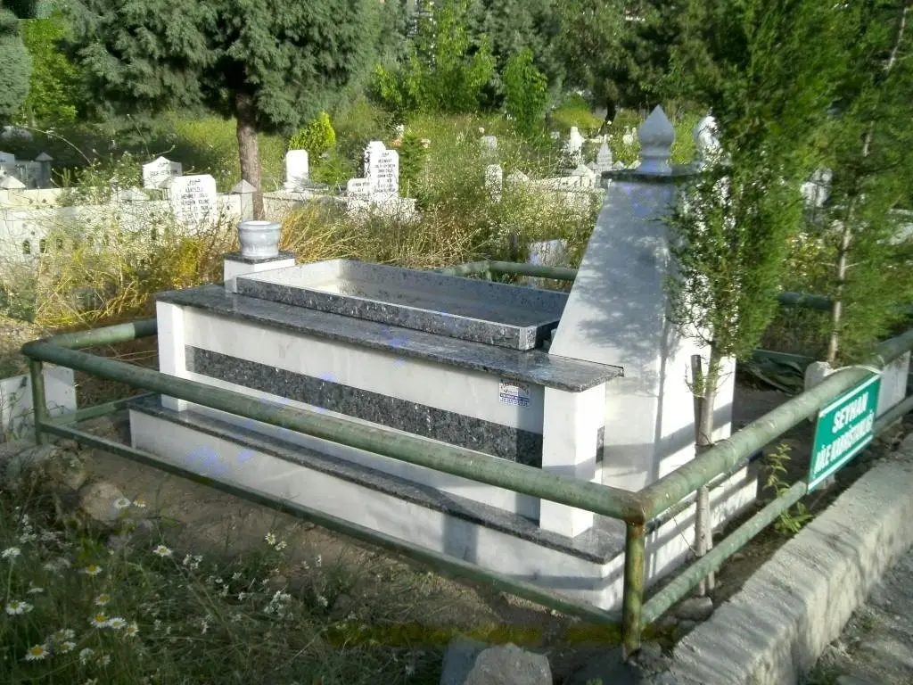 Isparta’da yapılmış, çerçeveli ve baş taşlı bir kabir — 70