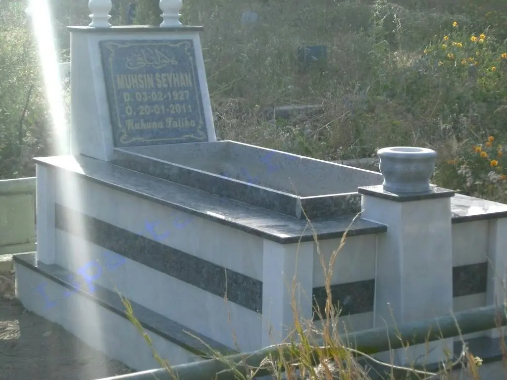 Isparta’da yapılmış, çerçeveli ve baş taşlı bir kabir — 72