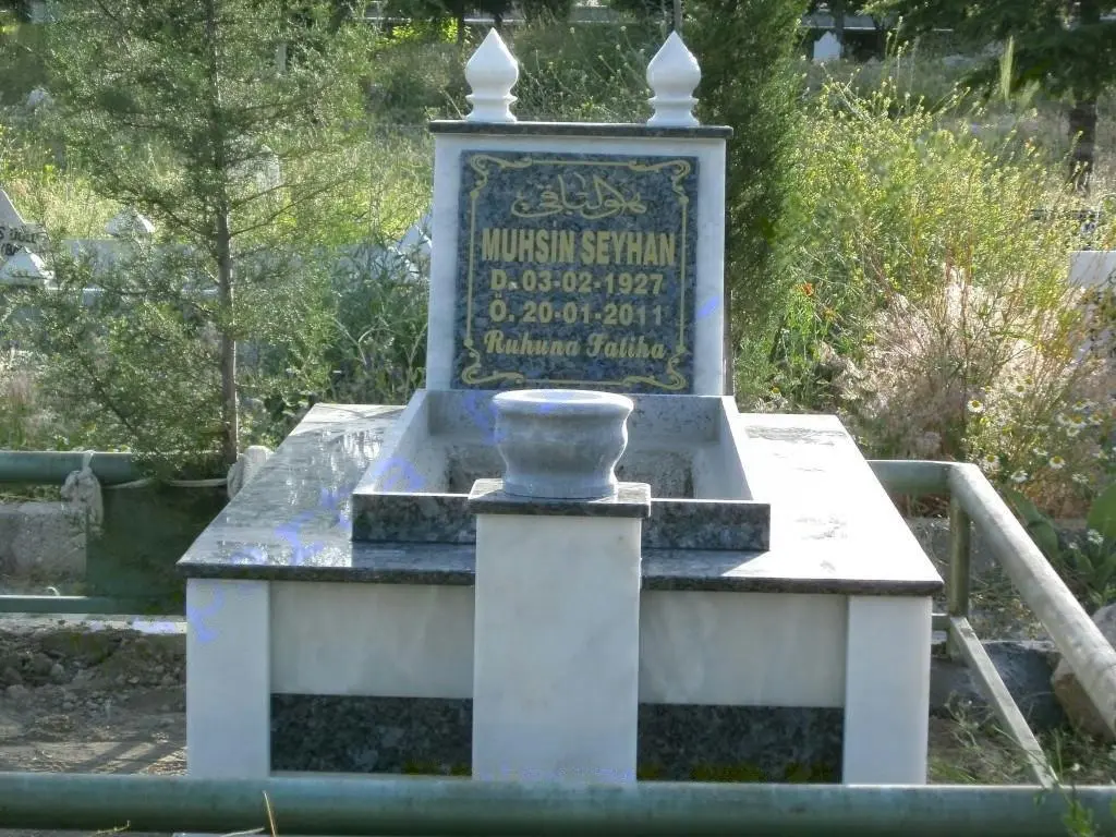 Isparta’da yapılmış, çerçeveli ve baş taşlı bir kabir — 73
