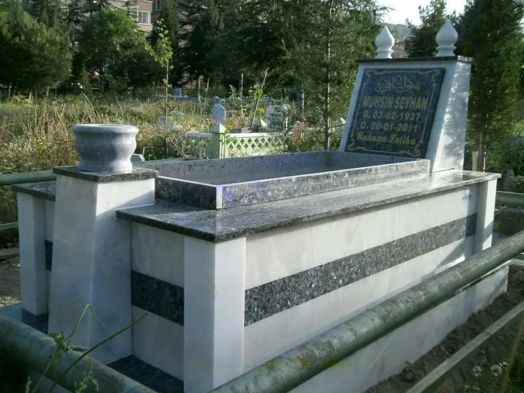 Isparta’da yapılmış, çerçeveli ve baş taşlı bir kabir — 74