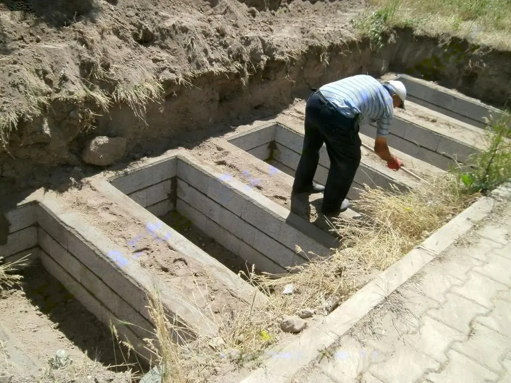 Isparta’da yapılmış, çerçeveli ve baş taşlı bir kabir — 75